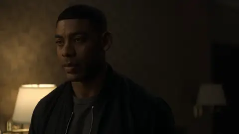 Aaron Pierre en Lanterns Aaron Pierre en Lanterns