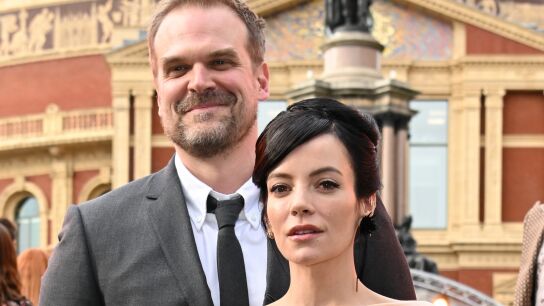 David Harbour y Lily Allen