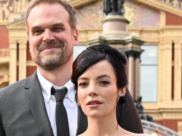 David Harbour y Lily Allen