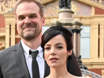 David Harbour y Lily Allen David Harbour y Lily Allen