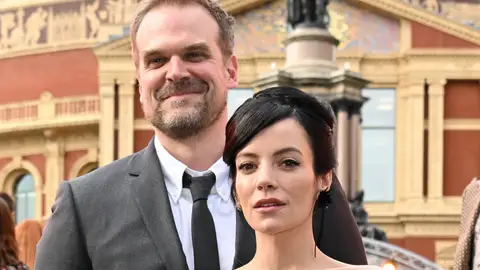David Harbour y Lily Allen David Harbour y Lily Allen