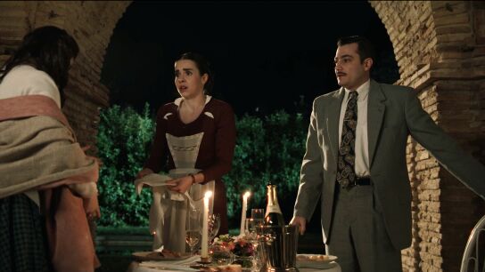 Tasio, m&aacute;s inc&oacute;modo que nunca en la cena rom&aacute;ntica junto a Carmen y con&hellip; &iexcl;Paula como camarera!
