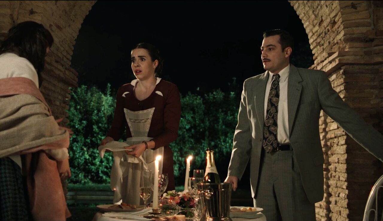 Tasio, m&aacute;s inc&oacute;modo que nunca en la cena rom&aacute;ntica junto a Carmen y con&hellip; &iexcl;Paula como camarera!