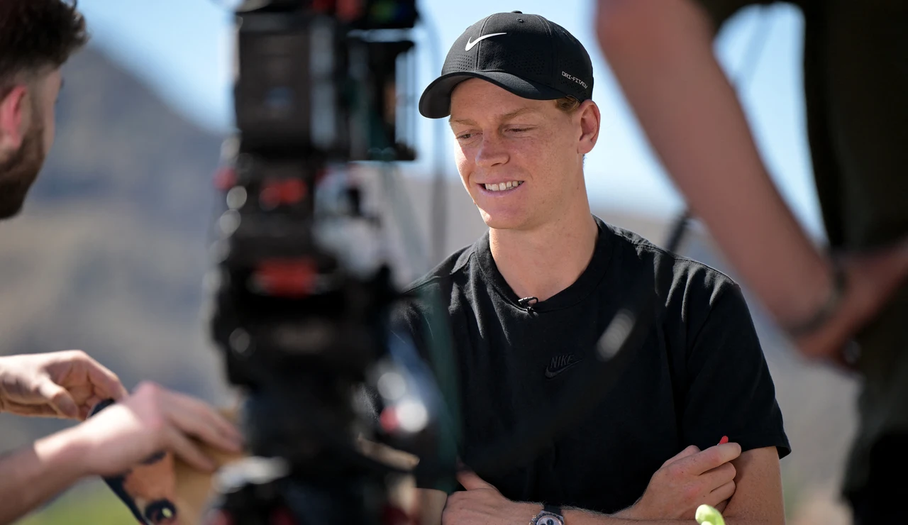 Jannik Sinner atiende a los medios en las instalaciones del Indian Wells Tennis Garden