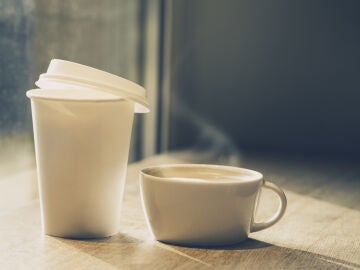 Dos caf&eacute;s, uno en vaso de papel y el otro en taza de cer&aacute;mica