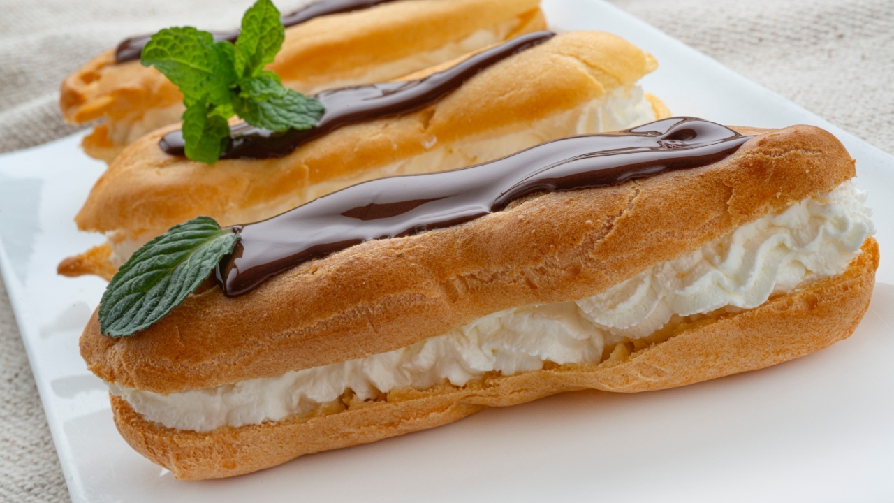 Receta de relámpagos de nata con chocolates, de Arguiñano: "El postre que comieron en el Titanic el día que se hundió"