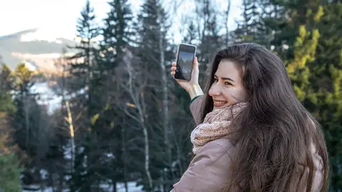 Mujer sacando una foto al paisaje Mujer sacando una foto al paisaje