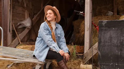 Modelo con un outfit estilo country Modelo con un outfit estilo country