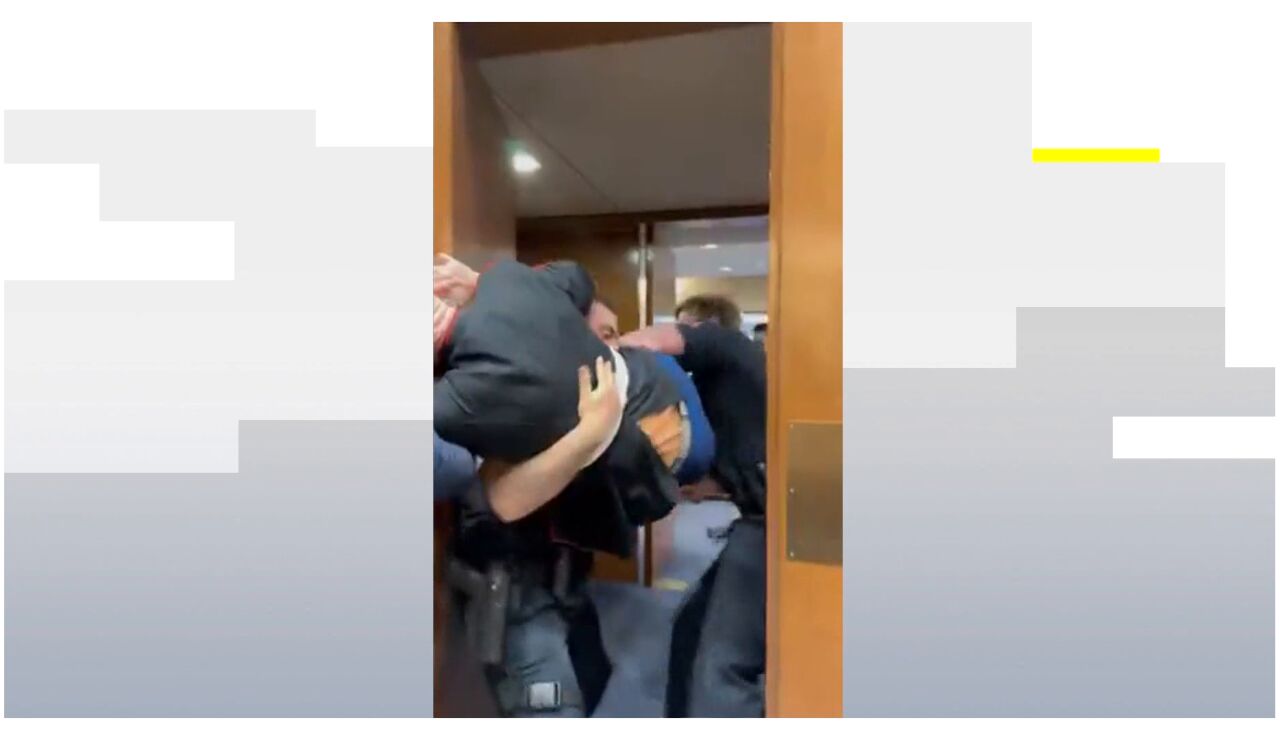 Un veterano de la Marina se cuela en el Senado de EE.UU.