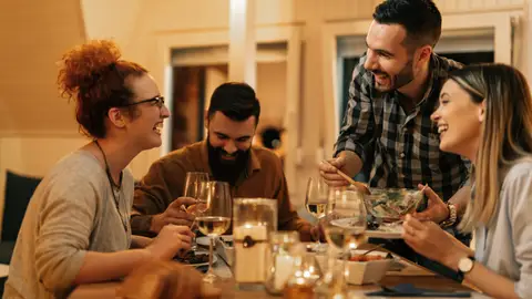 Grupo de amigos cenando en compañía Grupo de amigos cenando en compañía