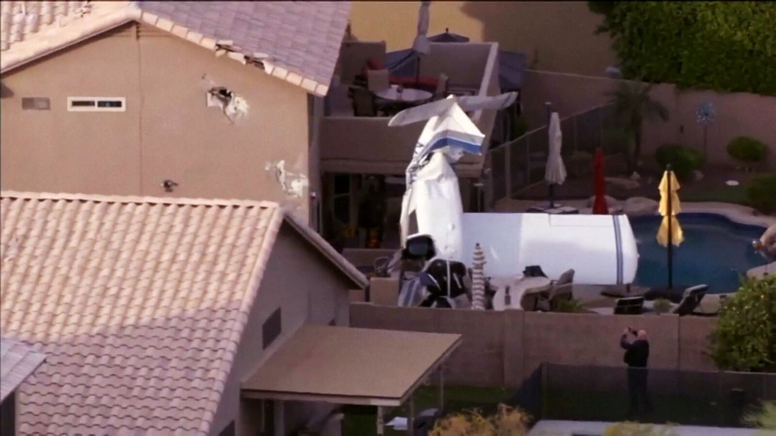 VIDEO: Una avioneta se estrella y destroza dos casas en Estados Unidos