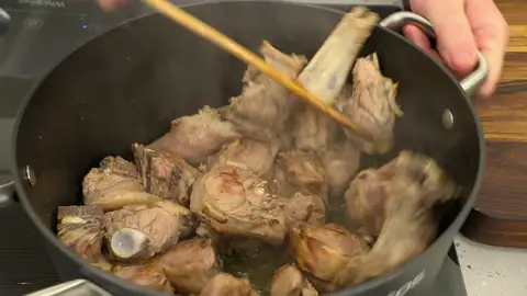 Sazona el cabrito e introdúcelo Sazona el cabrito e introdúcelo