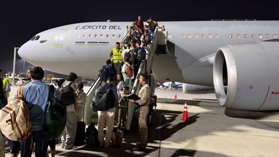 El primer avi&oacute;n militar con 171 evacuados de Oriente Pr&oacute;ximo