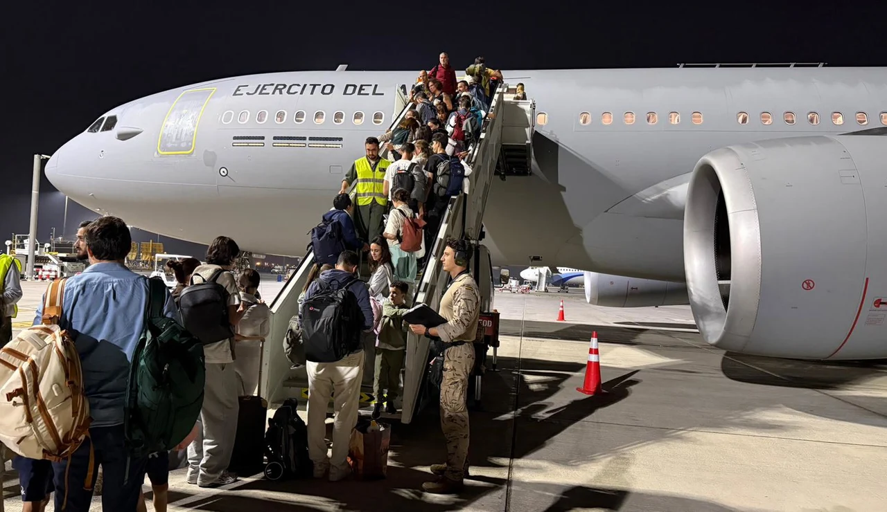 El primer avión militar con 171 evacuados de Oriente Próximo