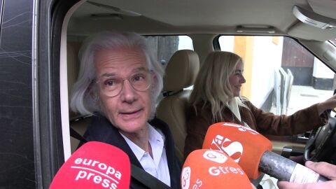 Jacobo Martínez De Irujo hablando con la prensa