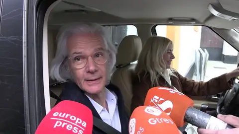 Jacobo Martínez De Irujo hablando con la prensa Jacobo Martínez De Irujo hablando con la prensa