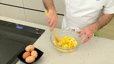 Ve añadiendo el resto de huevos de 1 en 1 Ve añadiendo el resto de huevos de 1 en 1