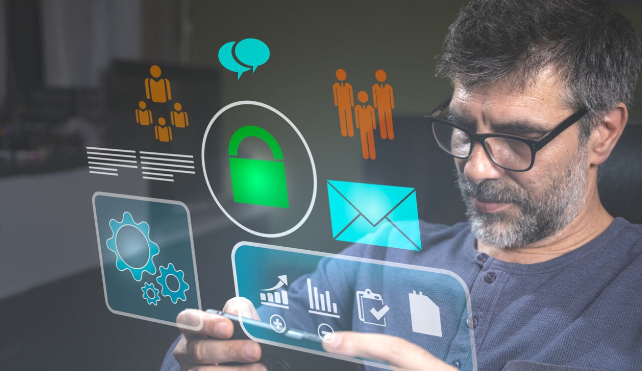 Un hombre consultando herramientas de IA con el m&oacute;vil