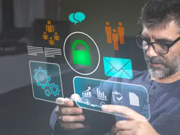 Un hombre consultando herramientas de IA con el móvil Un hombre consultando herramientas de IA con el móvil