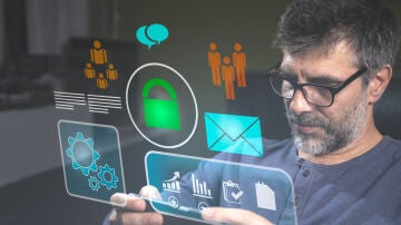 Un hombre consultando herramientas de IA con el m&oacute;vil