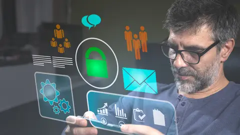 Un hombre consultando herramientas de IA con el móvil Un hombre consultando herramientas de IA con el móvil