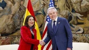 Margarita Robles con el embajador de Estados Unidos en Espa&ntilde;a