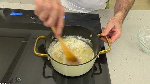 Incorpora de golpe la harina