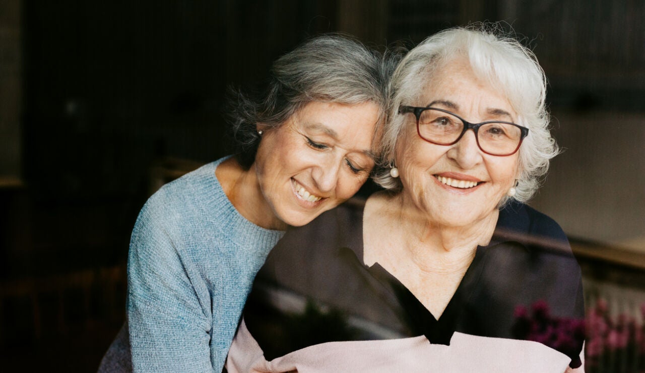 Retrato de una mujer mayor con su hija