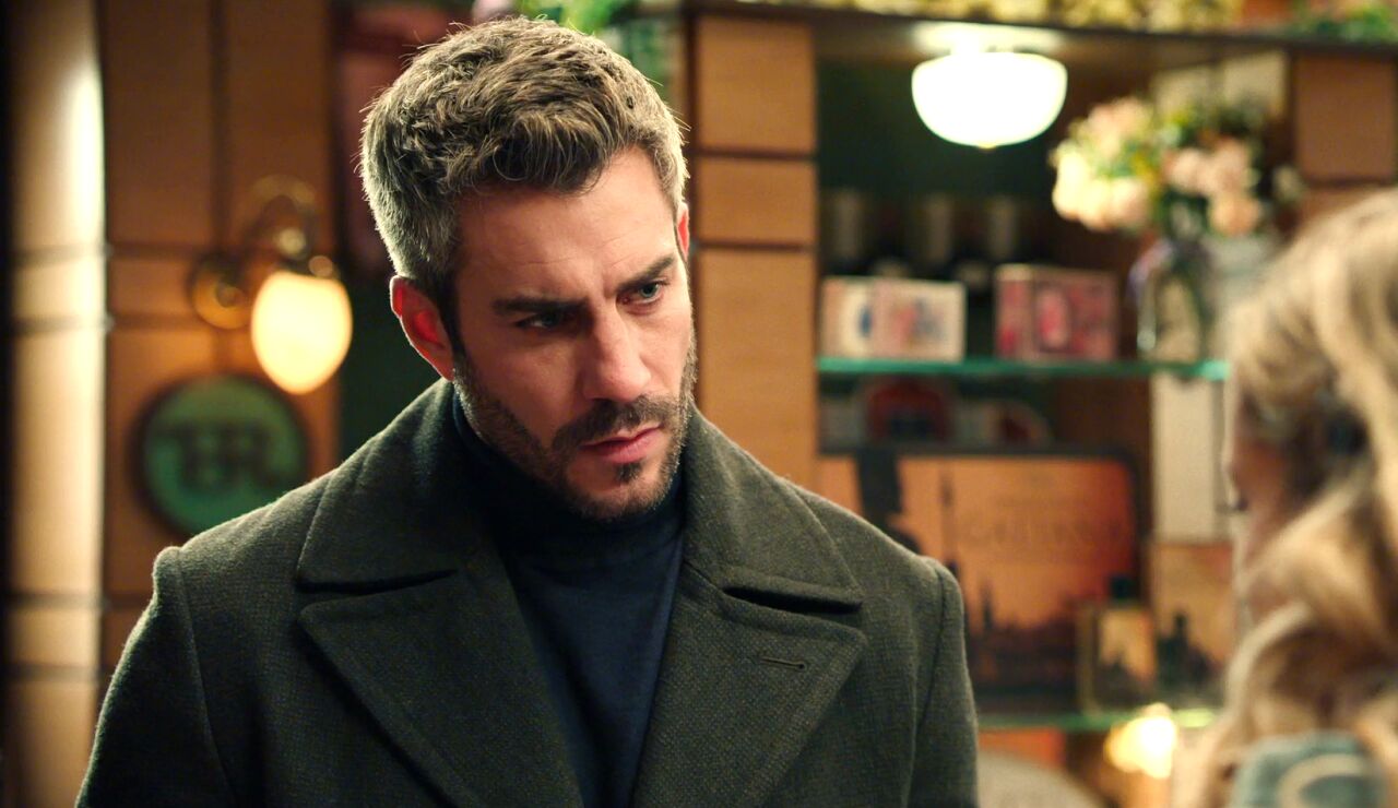 Andr&eacute;s sorprende a Valentina con regalo, pero ella lo rechaza