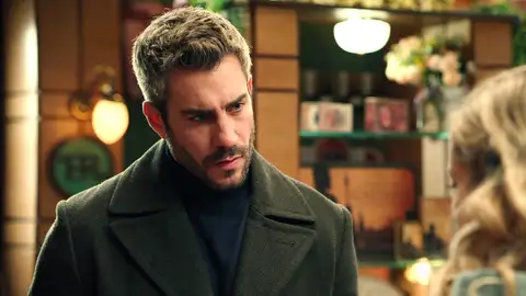 Andrés sorprende a Valentina con regalo, pero ella lo rechaza Andrés sorprende a Valentina con regalo, pero ella lo rechaza