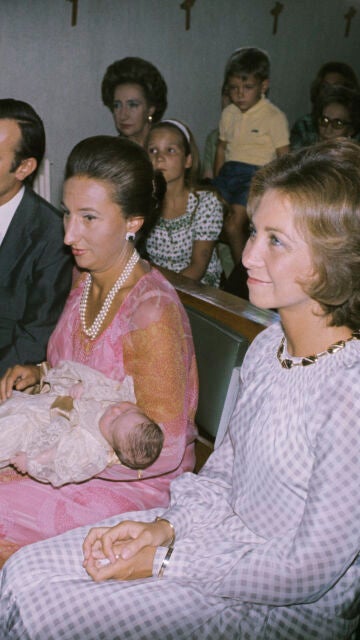 Margarita de Borbón con su hija recién nacida María Zurita en el día de su bautizo, junto a la reina Sofía, madrina del bebé