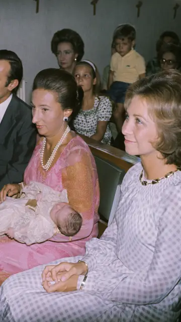 Margarita de Borbón con su hija recién nacida María Zurita en el día de su bautizo, junto a la reina Sofía, madrina del bebé Margarita de Borbón con su hija recién nacida María Zurita en el día de su bautizo, junto a la reina Sofía, madrina del bebé