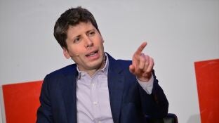 Sam Altman en una conferencia hablando de inteligencia artificial
