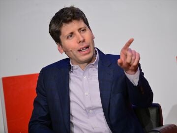 Sam Altman en una conferencia hablando de inteligencia artificial