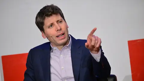 Sam Altman en una conferencia hablando de inteligencia artificial Sam Altman en una conferencia hablando de inteligencia artificial