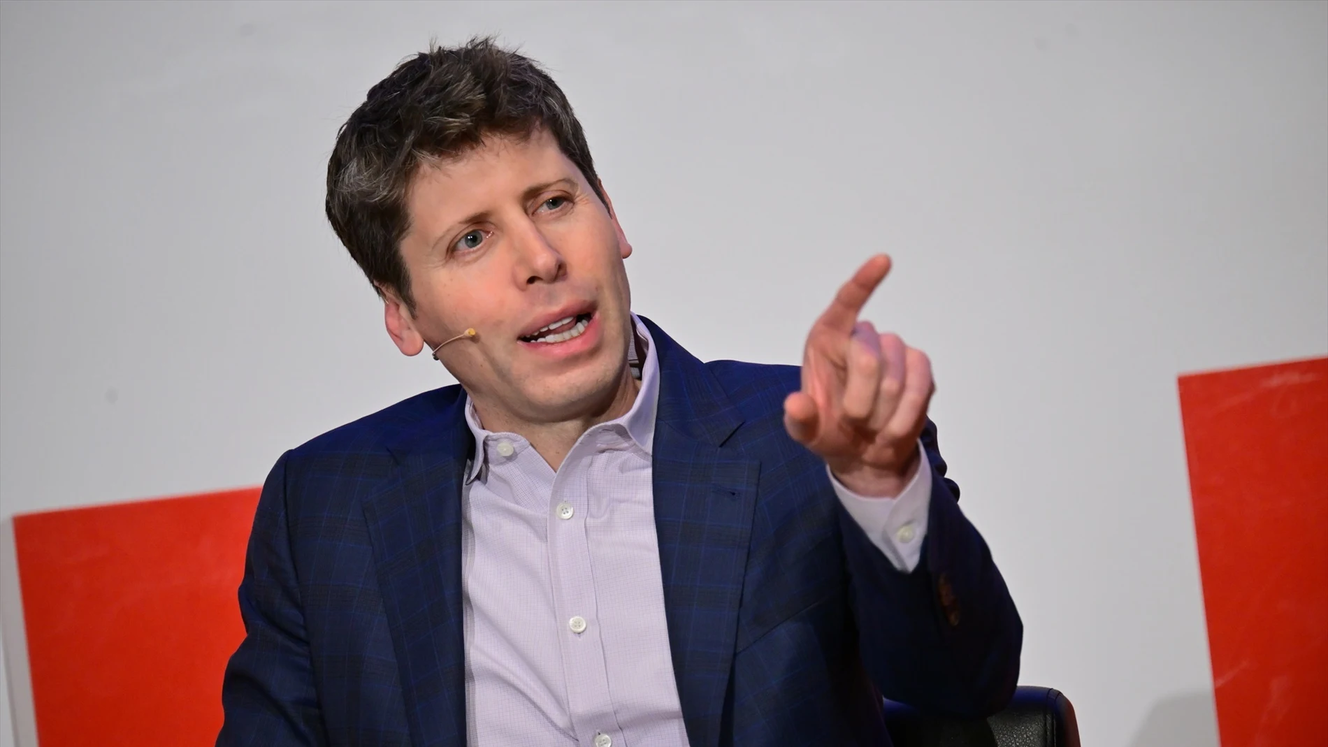 Sam Altman en una conferencia hablando de inteligencia artificial Sam Altman en una conferencia hablando de inteligencia artificial
