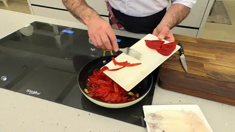 Limpia los piquillos de semillas, córtalos en tiras finas, introdúcelos en la sartén Limpia los piquillos de semillas, córtalos en tiras finas, introdúcelos en la sartén