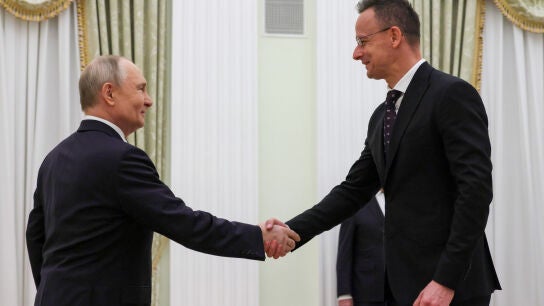 HANDOUT - 04 March 2026, Russia, Moscow: Russian President Vladimir Putin (L)&nbsp;shakes hands with Hungarian Foreign Minister Peter Szijjarto prior to their meeting at the Kremlin. Photo: -/Kremlin/dpa - ATTENTION: editorial use only and only if the credit mentioned above is referenced in full04/03/2026 ONLY FOR USE IN SPAIN