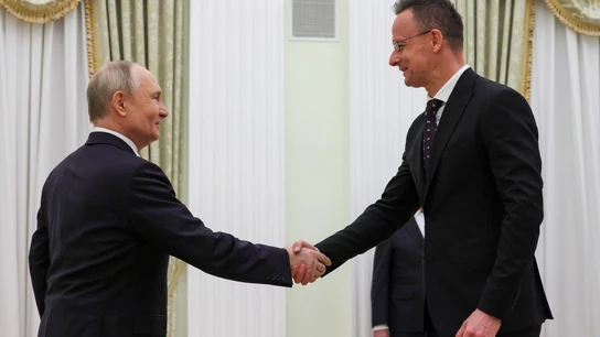 Putin meets Hungary's Foreign Minister HANDOUT - 04 March 2026, Russia, Moscow: Russian President Vladimir Putin (L) shakes hands with Hungarian Foreign Minister Peter Szijjarto prior to their meeting at the Kremlin. Photo: -/Kremlin/dpa - ATTENTION: editorial use only and only if the credit mentioned above is referenced in full04/03/2026 ONLY FOR USE IN SPAIN