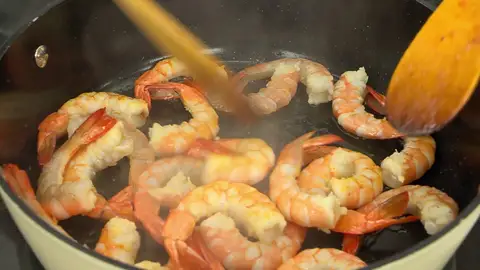 Saltea los langostinos a fuego fuerte Saltea los langostinos a fuego fuerte