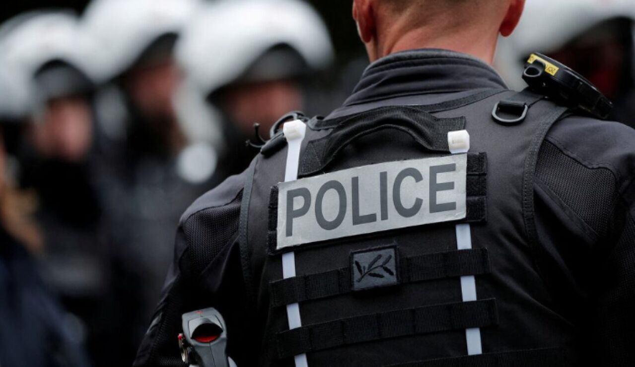 Polic&iacute;a antidisturbios francesa en un ejercicio de entrenamiento en Ris-Orangis el 30 de agosto de 2021.