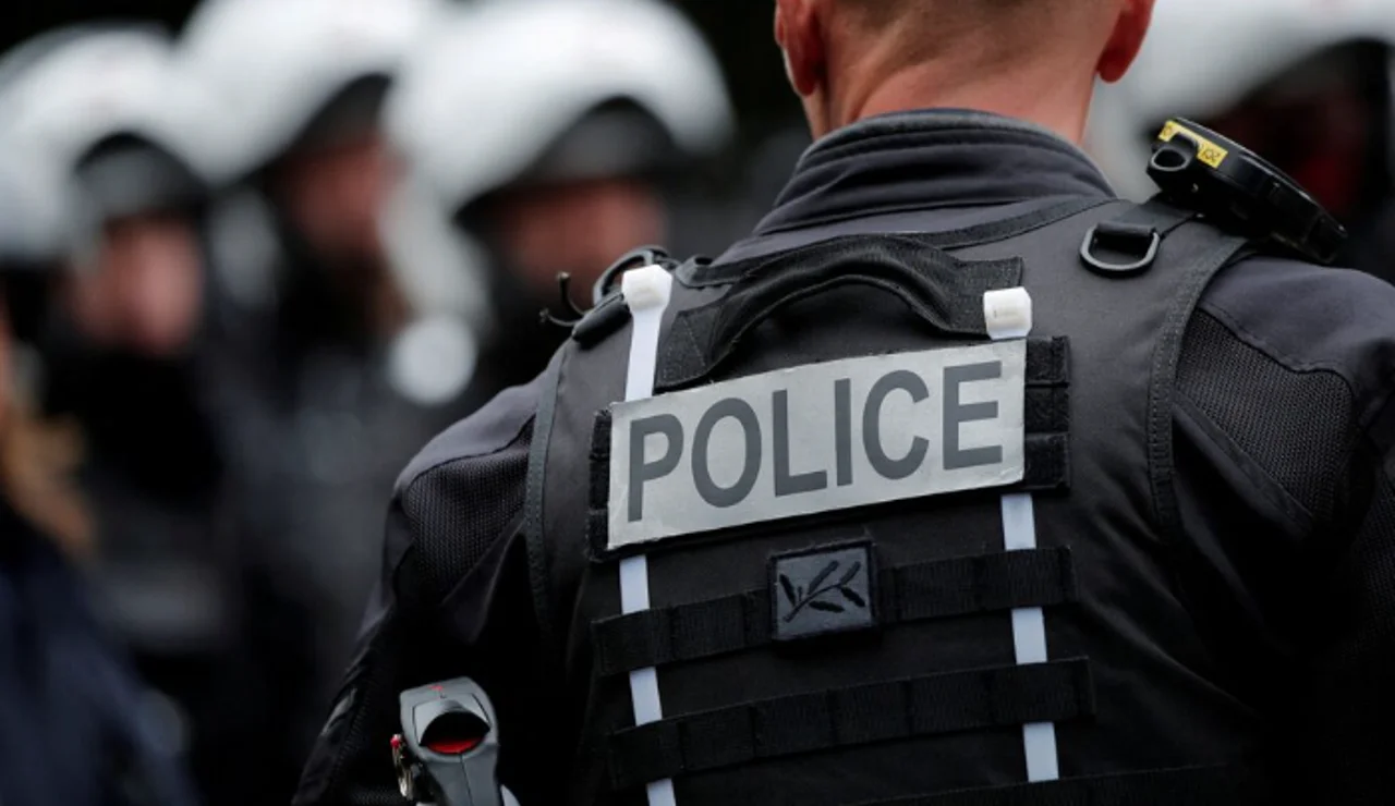 Policía antidisturbios francesa en un ejercicio de entrenamiento en Ris-Orangis el 30 de agosto de 2021.