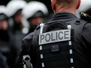 Policía antidisturbios francesa en un ejercicio de entrenamiento en Ris-Orangis el 30 de agosto de 2021. Policía antidisturbios francesa en un ejercicio de entrenamiento en Ris-Orangis el 30 de agosto de 2021.
