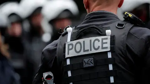 Policía antidisturbios francesa en un ejercicio de entrenamiento en Ris-Orangis el 30 de agosto de 2021. Policía antidisturbios francesa en un ejercicio de entrenamiento en Ris-Orangis el 30 de agosto de 2021.