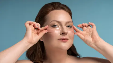 Mujer con parches de silicona reutilizables Mujer con parches de silicona reutilizables