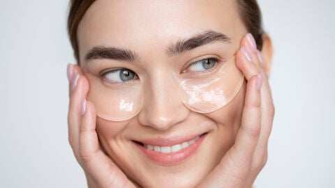 Mujer con parches de silicona reutilizables