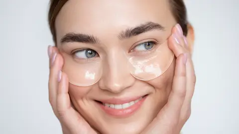 Mujer con parches de silicona reutilizables Mujer con parches de silicona reutilizables