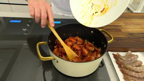 Incorpora de nuevo las cabezas y las cáscaras y deja que se caliente el conjunto Incorpora de nuevo las cabezas y las cáscaras y deja que se caliente el conjunto