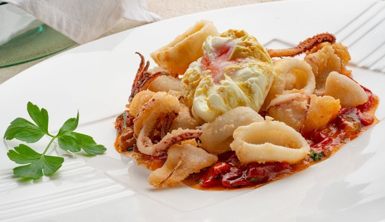 Chipirones crujientes con piquillos y huevo poch&eacute;