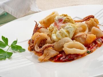 Chipirones crujientes con piquillos y huevo poch&eacute;